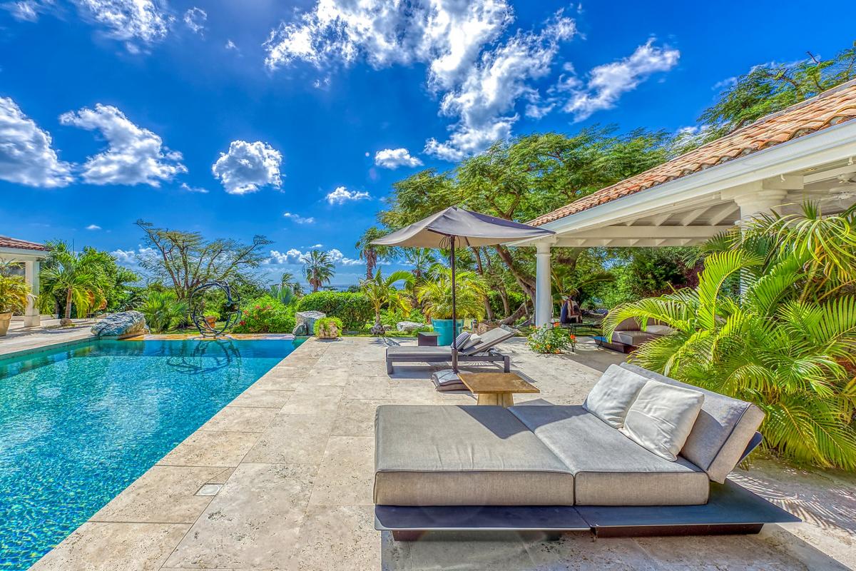 Villa rental Terres Basses St Martin - Pool loungers